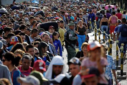 Largas filas en la frontera entre Venezuela y Colombia 