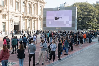 Largas filas en la Plaza del Vaticano, ayer domingo, para hacerse de una de las mil entradas disponibles para público joven en la función del concierto de Verónica Cangemi y Martin Schade