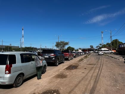 Largas filas en un puesto fronterizo entre la Argentina y Paraguay