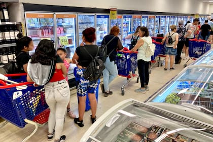 Largas filas en un supermercado de la ciudad de Mendoza