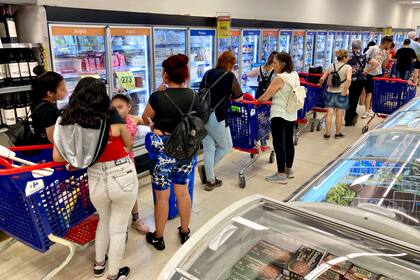 Largas filas en un supermercado de la ciudad de Mendoza