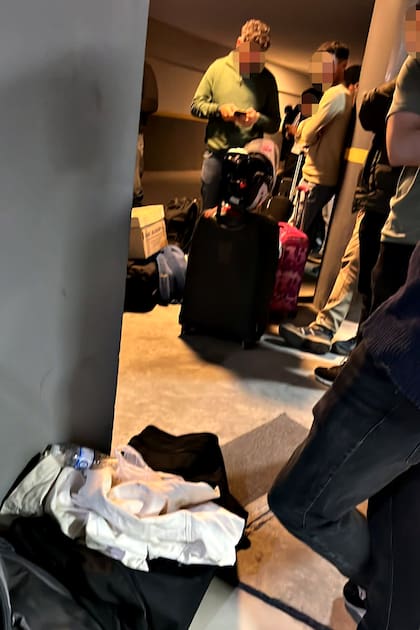 Largas filas esperando precios