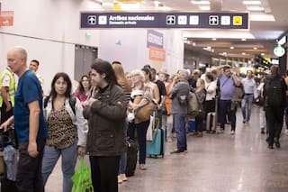 Caos en Aeroparque por vuelos cancelados y demorados como consecuencia del temporal