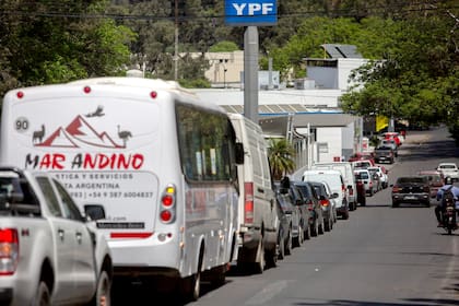 Largas filas para cargar combustible en la ciudad de Salta