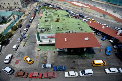 Largas filas para cargar combustible en La Habana, Cuba