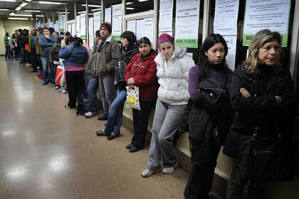 Largas esperas para conseguir un turno en los sistemas de salud de América Latina