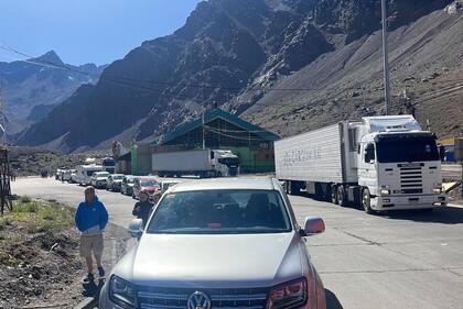 Largas filas para cruzar la frontera entre Argentina y Chile en el Paso Cristo Redentor