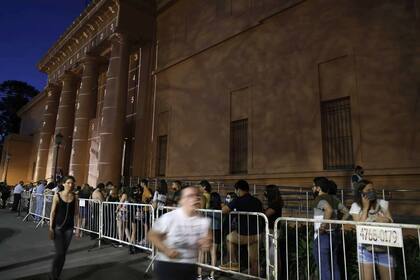 Largas filas para el ingreso al Museo Nacional de Bellas Artes