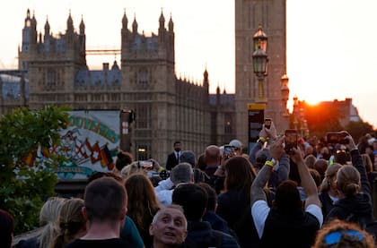 Largas filas para entrar a la capilla ardiente en el Westminster Hall