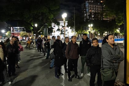 Largas filas para esperar colectivos en Plaza Miserere.