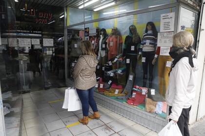 Largas filas para poder comprar ropa de invierno