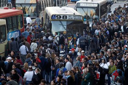 Largas filas para tomar el colectivo como las que se producen en la estación de Once, sólo un ejemplo de los tiempos muertos que roban años de vida
