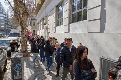 Largas filas para votar en la sede de la Universidad Tecnológica Nacional de la calle Medrano
