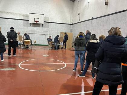 Largas filas para votar en una escuela de Las Heras, Recoleta, por las fallas en las máquinas de las boletas electrónicas
