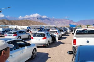 Largas filas se formaron desde diez kilómetros antes de la zona aduanera