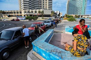 Largas filas y esperas en La Habana para conseguir combustible. (YAMIL LAGE / AFP)
