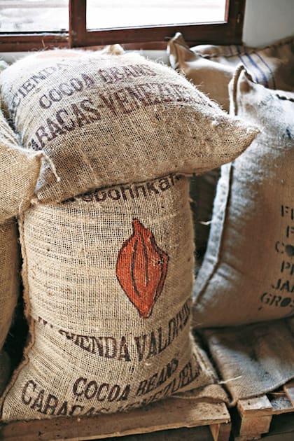 largo viaje. Los granos de cacao, empacados en su lugar de origen, se preparan para llegar a los más distantes rincones del globo
