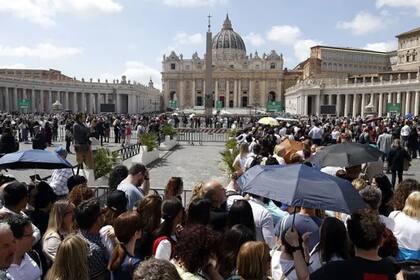Larguísimas filas se formaron en la plaza de San Pedro y en sus alrededores en el primer día de la capilla ardiente del papa Francisco