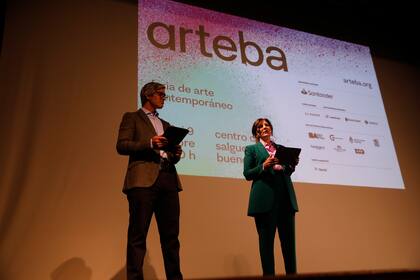 Larisa Andreani con Eduardo Mallea, vicepresidente de arteba Fundación, durante la reciente presentación de la próxima edición de la feria en Malba