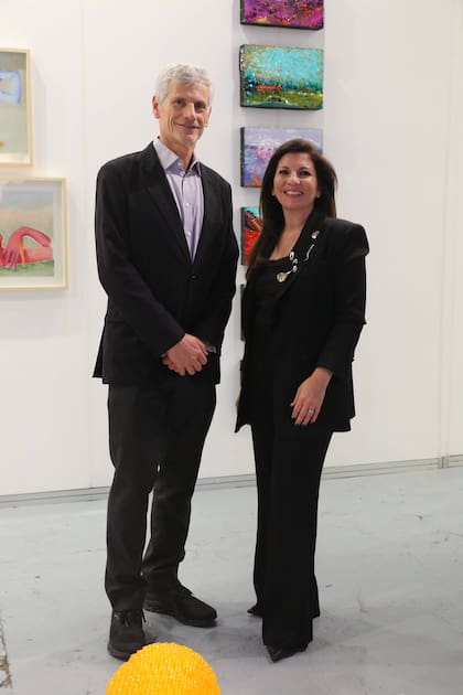 Larisa Andreani, presidenta de arteba, con Guillermo Tempesta Leeds, presidente del Banco Santander Argentina, principal sponsor de la feria 