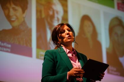 Larisa Andreani, presidenta de arteba, habló ante un auditorio repleto