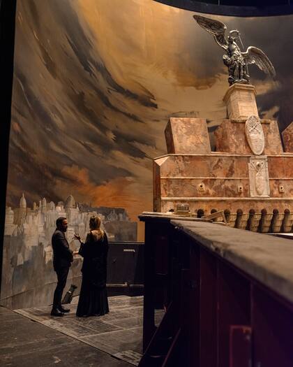 Larraín y Jolie recorren la escenografía de la puesta de Tosca en el Met