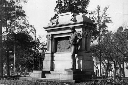 Larrea, obra de Arturo Dresco. Está en Barracas.