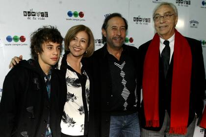 Tupac Larreira, junto a sus compañeros de El hombre de tu vida: Mercedes Morán, Guillermo lla y Luis Brandoni