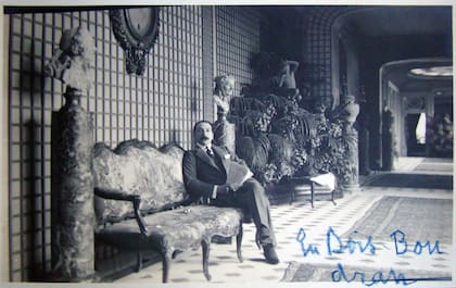 Larreta en el château de Bois-Boudran (París), propiedad del conde Henry Greffulhe, marido de Élisabeth de Riquet de Caraman-Chimay, inspiradora de Marcel Proust