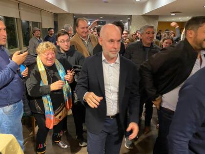 Larreta ingresa al búnker de Pullaro en medio de los festejos