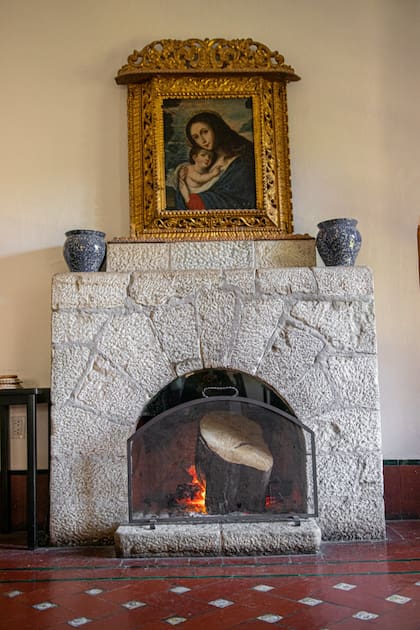Larreta instaló varias chimeneas hechas con piedra local.