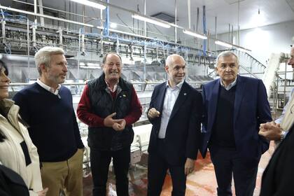 Larreta, Morales y Frigerio recorrieron la fábrica junto a Eduardo Stertz, titular de la empresa avícola