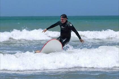 Larreta tratando de surfear en Mar del Plata