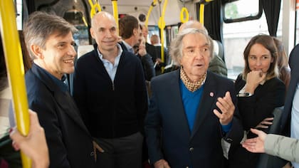 Junto al exjefe de gobierno porteño, Horacio Rodríguez Larreta, en una de las pocas fotografías de Carlitos Balá junto a un político en funciones, durante el homenaje que le organizó la línea 39 de colectivos