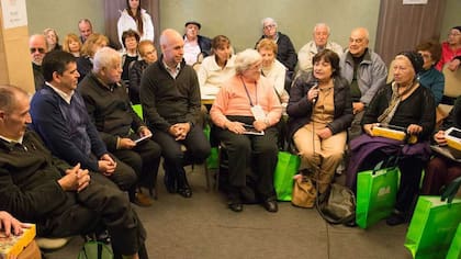 Larreta y Ocaña entregaron tablets a jubilados