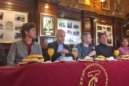 Larreta y Peña desayunando en el Tortoni