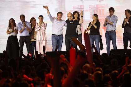 Larreta y Santilli salieron pasadas las 21 a agradecer los votos