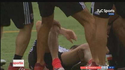 Larrondo se quej del dolor en la pierna izquierda