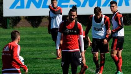 Larrondo sufre de sinovitis en su rodilla izquierda