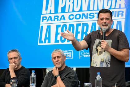 Larroque, Ferraresi y Daniel Menéndez, el 8 de junio, en un plenario de Barrios de Pie en apoyo a Kicillof
