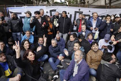 Larroque fue a manifestarse contra las vallas que colocó la Policía de la Ciudad el sábado en las inmediaciones de la casa de Cristina Kirchner