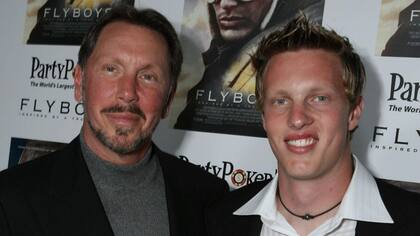 Larry Ellison con su hijo David en 2006 en la proyección de Flyboys.