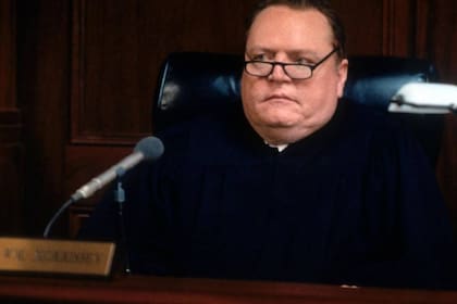 Larry Flynt interpreta a un juez que preside un juicio contra él mismo, interpretado por Woody Harrelson en el filme El nombre del escándalo