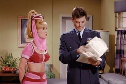 Larry Hagman y Barbara Eden, en una escena de la exitosa sitcom