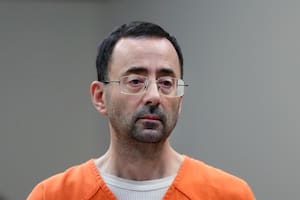 Apuñalan en prisión a Larry Nassar, el médico condenado por abusar sexualmente de las gimnastas del equipo nacional de Estados Unidos