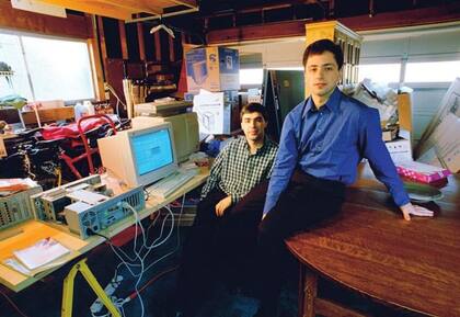 Larry Page y Sergey Brin en el garage de Susan Wojcicki; se lo alquilaban en 1998 cuando todavía eran estudiantes de Stanford y estaban desarrollando Google