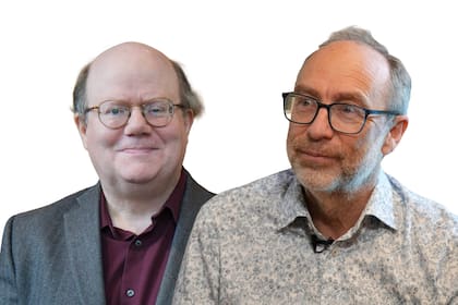 Larry Sanger (izq.) y Jimmy Wales (der.) crearon la Wikipedia en 2001; Wales sigue al frente de la enciclopedia
