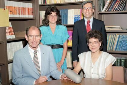 Larry Thaller, Michelle Manzo, John Smithrick y González-Sanabria posan para su premio R&D 100 por las “baterías de níquel-hidrógeno de larga duración” en 1988 (Imagen La Opinion)