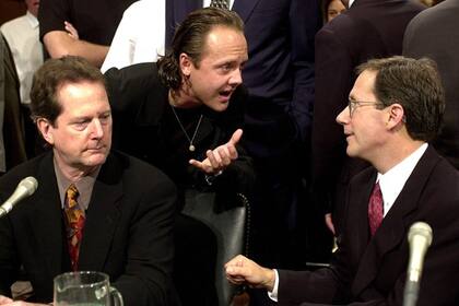 Lars Ulrich, meimbro de la banda Metallica, habla con el CEO de Napster, Hank Barry, en julio de 2000 en una comité de estudio sobre el futuro de la música digital