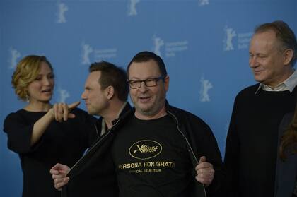 Lars von Trier, con su provocadora remera, junto a Uma Thurman y Christian Slater
